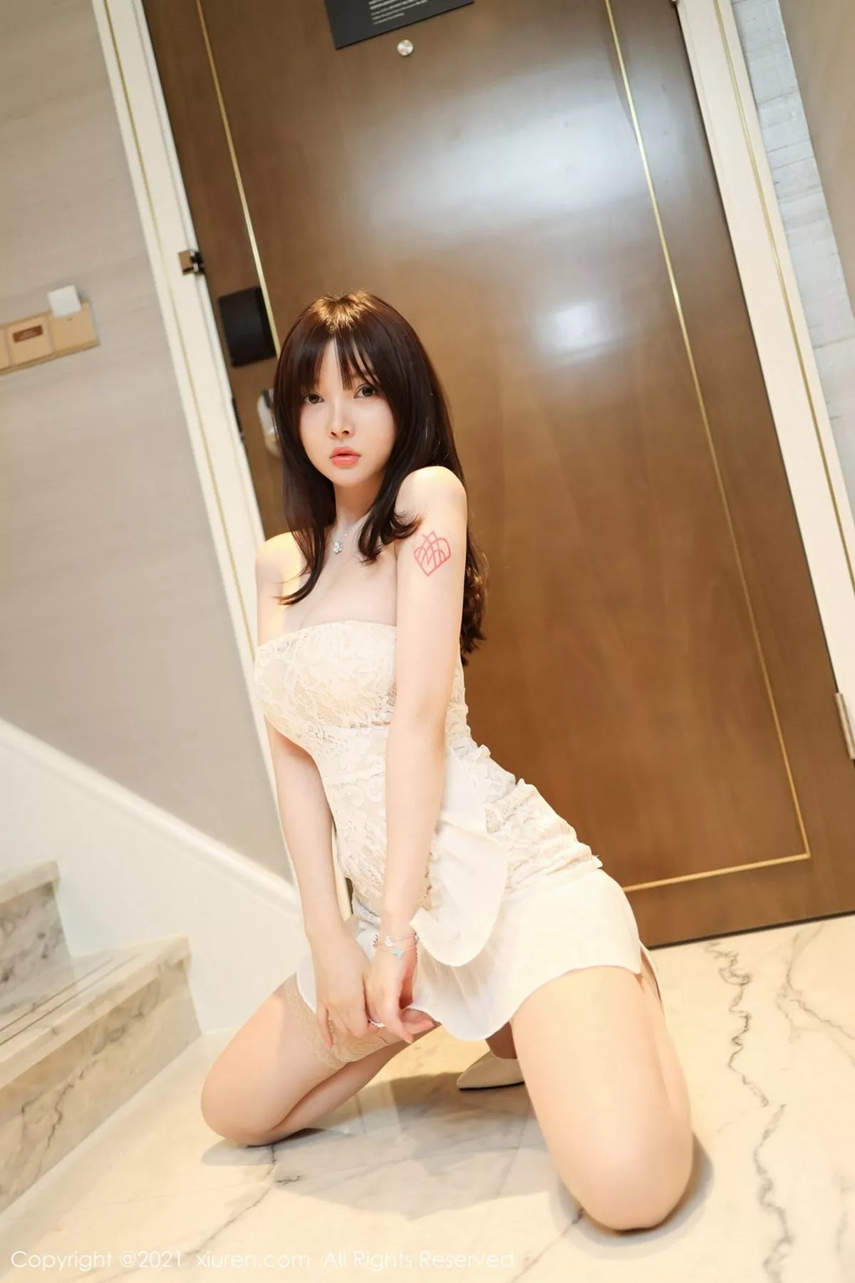 秀人集.com_[XiuRen秀人网]No.3033_女神糯美子Mini楼梯间低胸白色连衣裙半撩露豪乳翘臀诱惑写真66P