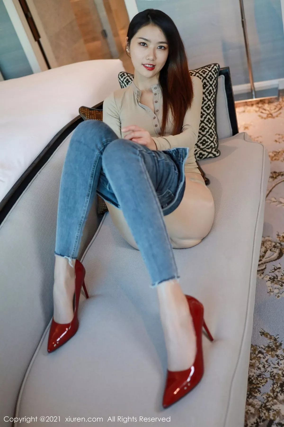 秀人集.com_[XiuRen秀人网]No.3039_嫩模方子萱广州旅拍沙发上真空内衣配紧身牛仔裤迷人诱惑写真55P