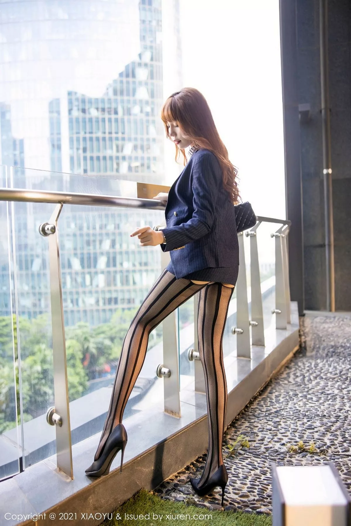 秀人集.com_[XiaoYu画语界]Vol.459_女神芝芝Booty私房半脱露红色蕾丝内衣配黑丝吊袜诱惑写真80P