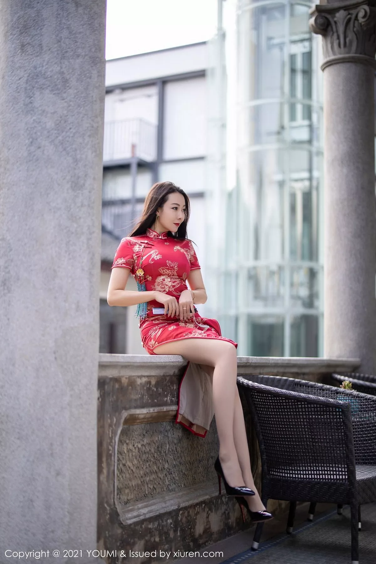 秀人集.com_[YouMi尤蜜荟]Vol.598_嫩模果儿Victoria杭州旅拍鲜艳古典旗袍半脱露豪乳诱惑写真45P