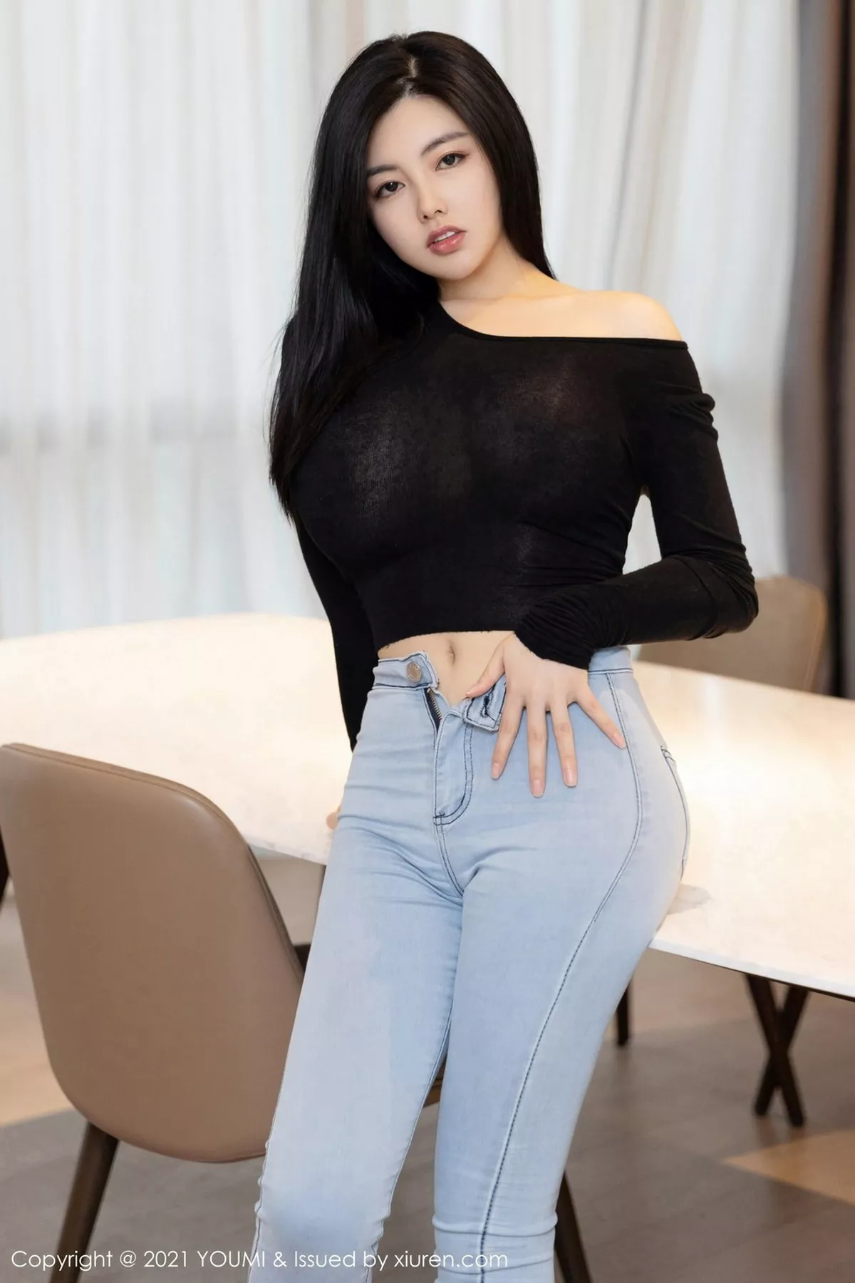 秀人集.com_[YouMi尤蜜荟]Vol.591_女神娜露Selena轻透黑色服饰配牛仔裤半脱露翘臀诱惑写真50P