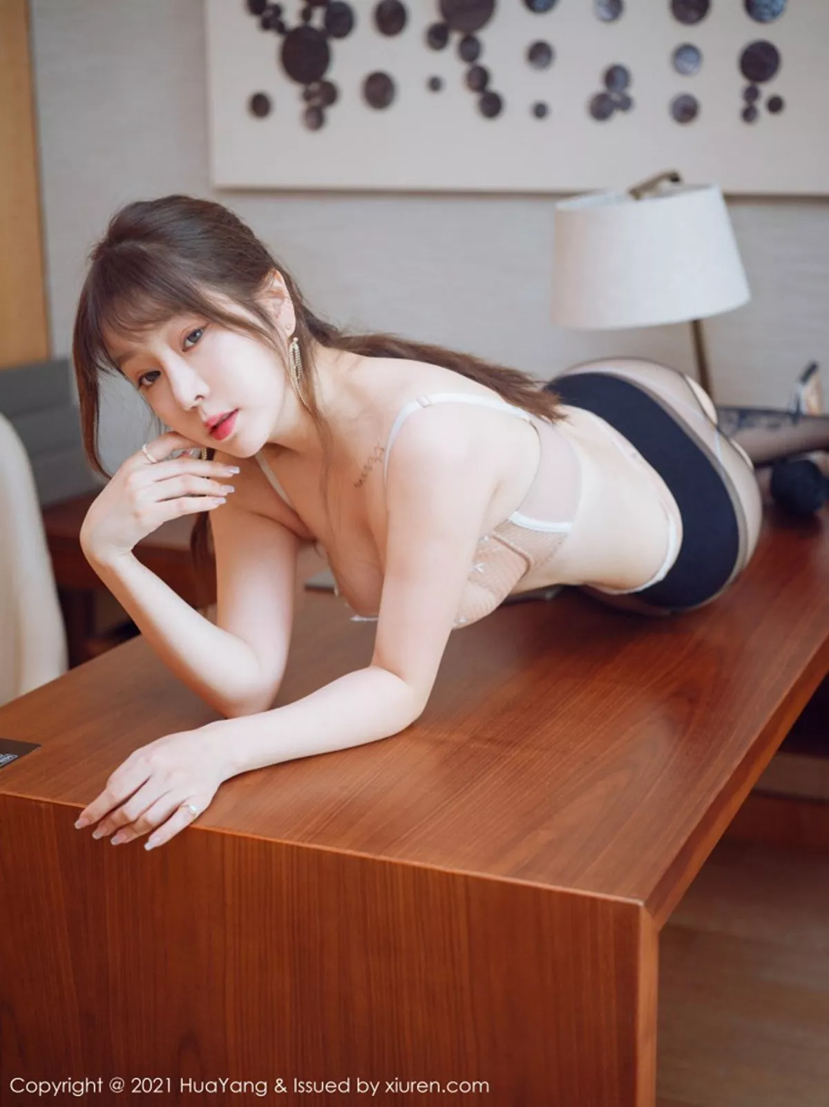 秀人集.com_[HuaYang花漾]Vol.368_女神王雨纯厦门旅拍剧情拍摄主题性感内衣配开档黑丝极致诱惑写真54P