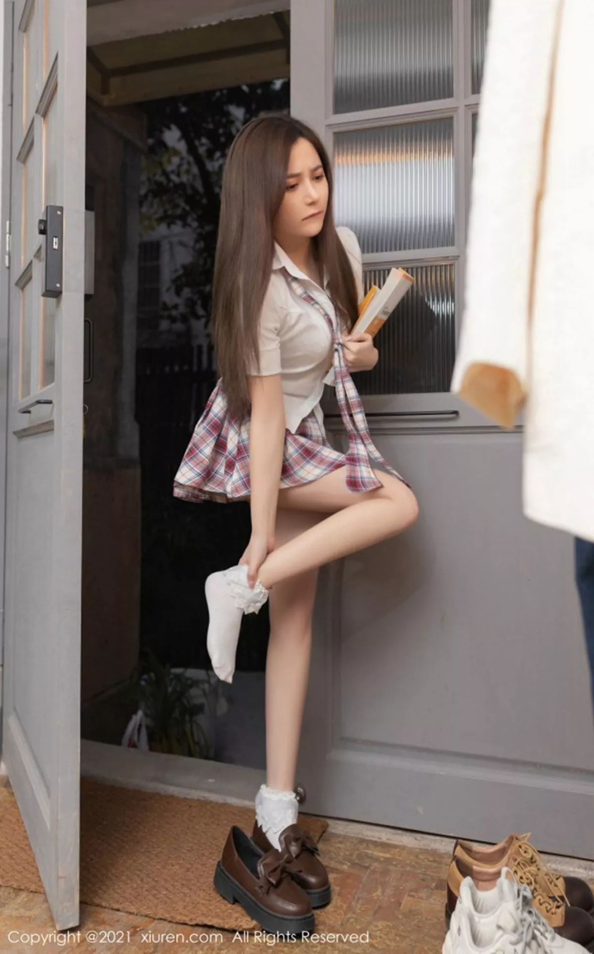 秀人集.com_[XiuRen秀人网]No.3142_嫩模鱼子酱Fish私房脱格子裙露白色缕空内裤秀火辣身材诱惑写真50P