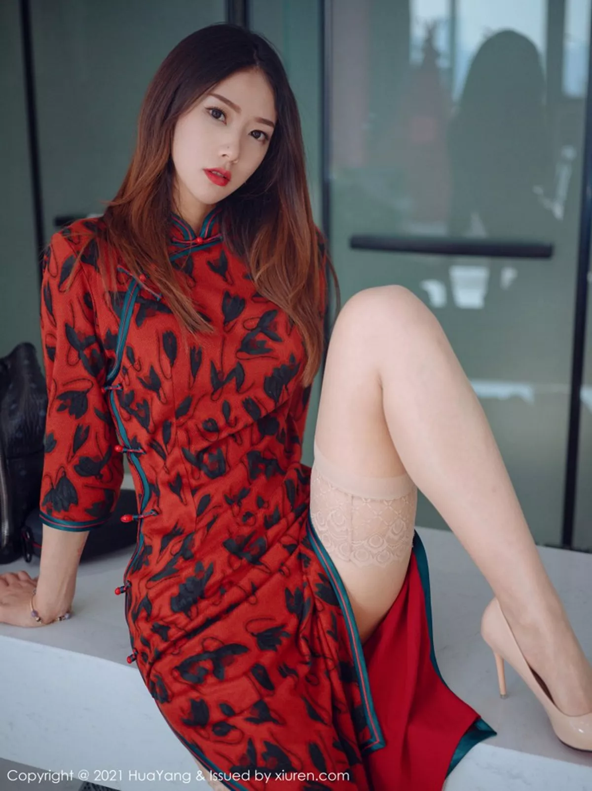 秀人集.com_[HuaYang花漾]Vol.369_嫩模方子萱色彩鲜丽服饰配蕾丝袜半脱秀完美曲线迷人诱惑写真50P