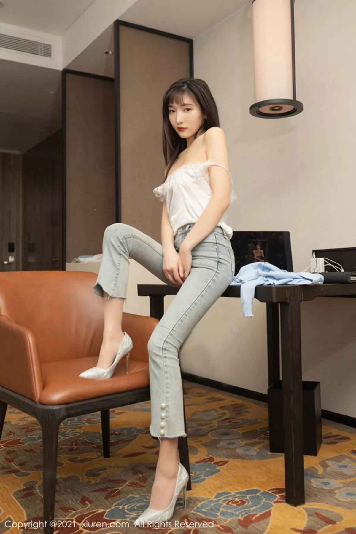 秀人集.com_[XiuRen秀人网]No.3146_嫩模陆萱萱秘书遭遇主题脱牛仔裤露无内肉丝裤袜撩人诱惑写真70P