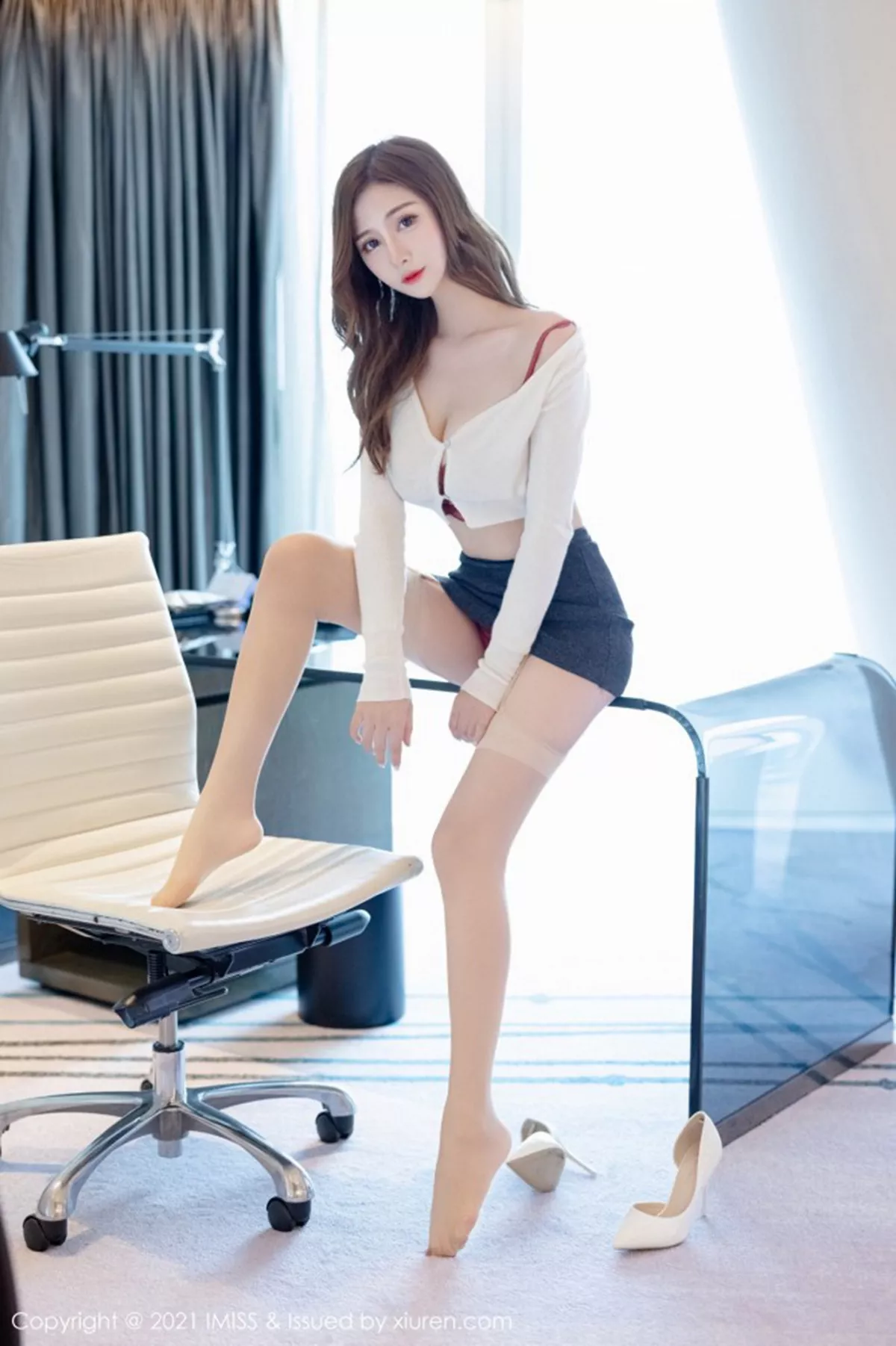 秀人集.com_[IMISS爱蜜社]Vol.555_气质女神Lavinia肉淡雅都市OL制服露性感红色内衣诱惑写真52P