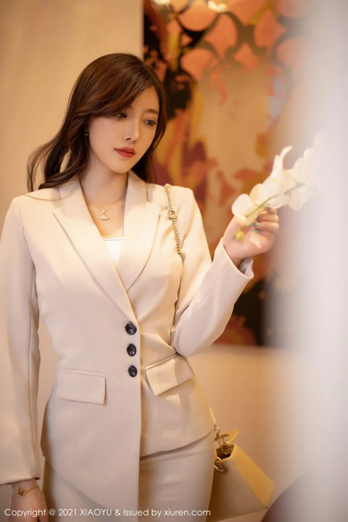 秀人集.com_[XiaoYu画语界]Vol.477_女神杨晨晨sugar成都旅拍半脱露白色吊带开档肉丝裤袜诱惑写真67P