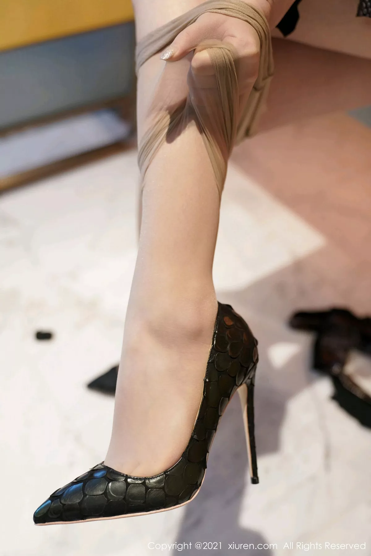 秀人集.com_[XiuRen秀人网]No.3147_女神凯竹黑色轻薄鳞片服饰配黑丝裤袜秀丰腴有致身材诱惑写真75P