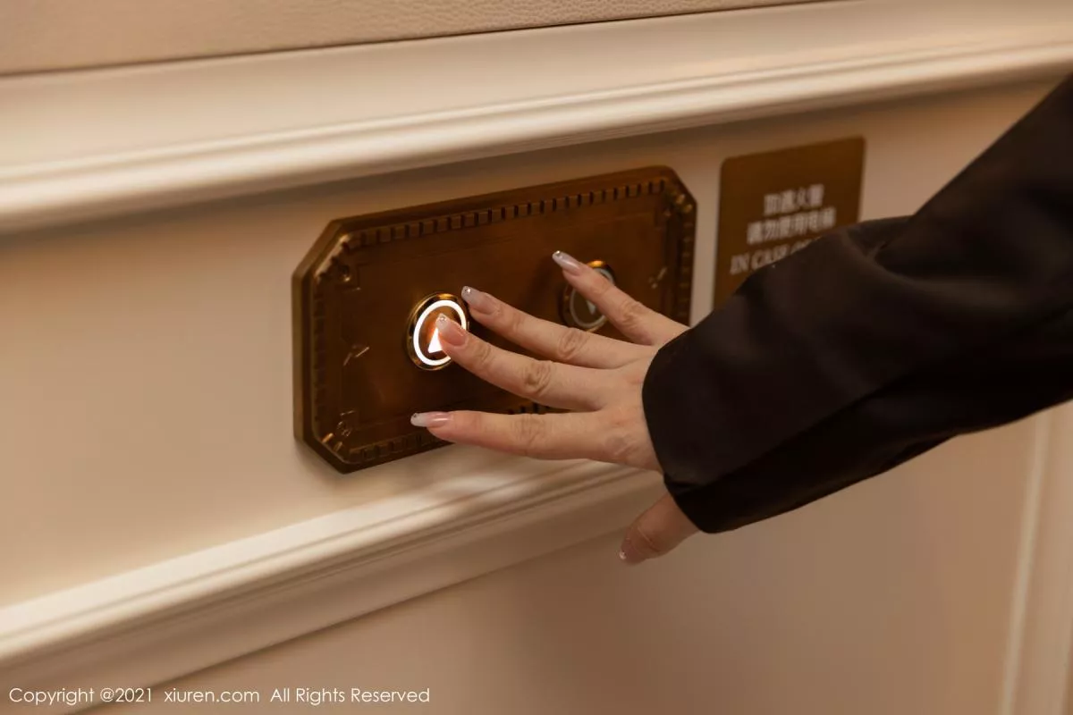 秀人集.com_[XiuRen秀人网]No.3176_女神王雨纯厦门旅拍下午茶主题酒店剧情循序渐进发展诱惑写真70P