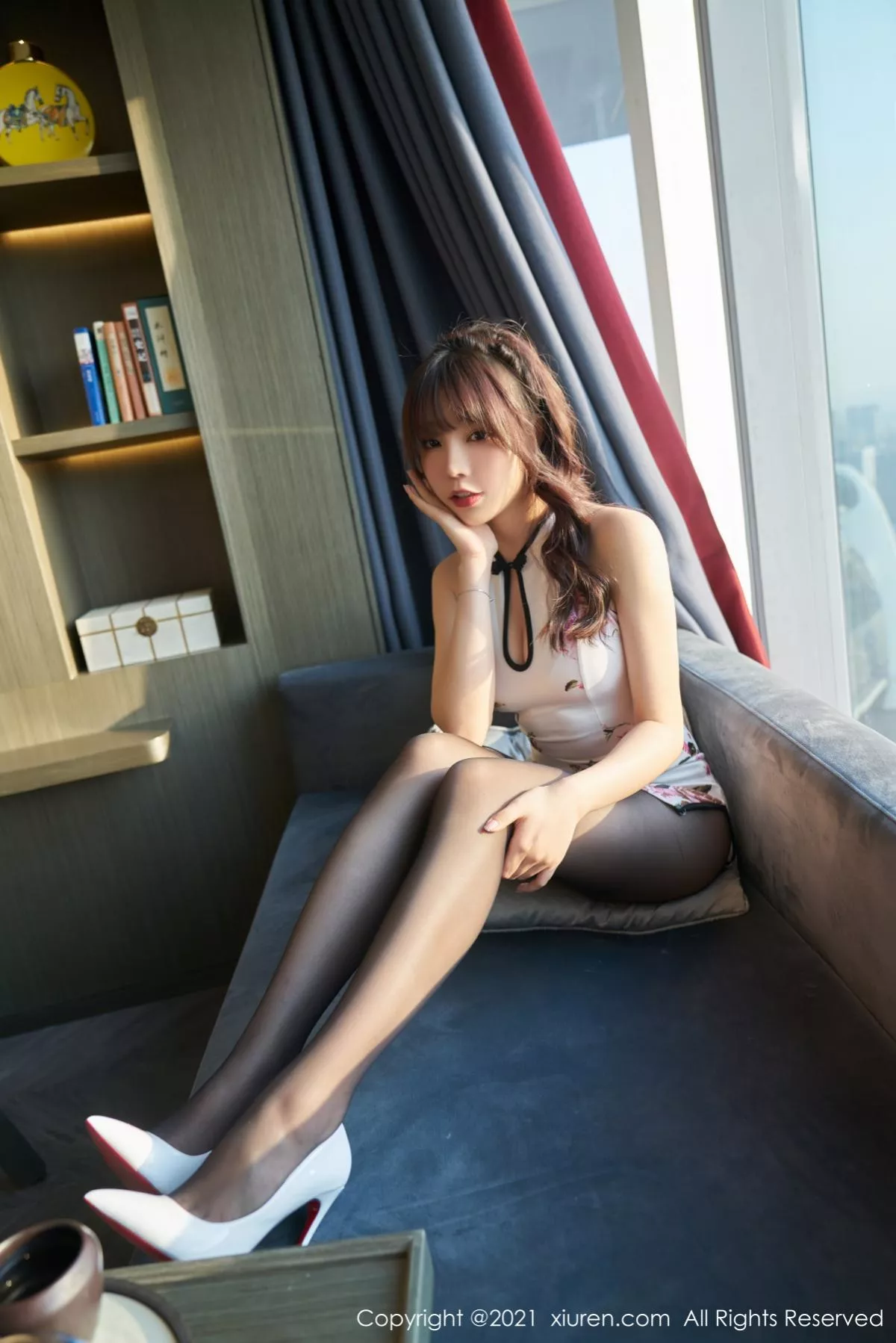 秀人集.com_[XiuRen秀人网]No.3175_女神芝芝Booty古典韵味旗袍配黑丝裤袜半撩露翘臀极致诱惑写真65P