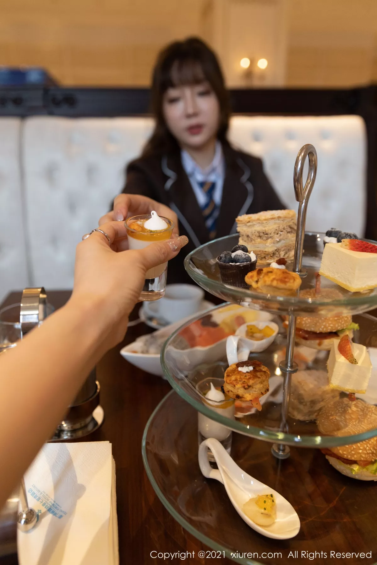 秀人集.com_[XiuRen秀人网]No.3176_女神王雨纯厦门旅拍下午茶主题酒店剧情循序渐进发展诱惑写真70P