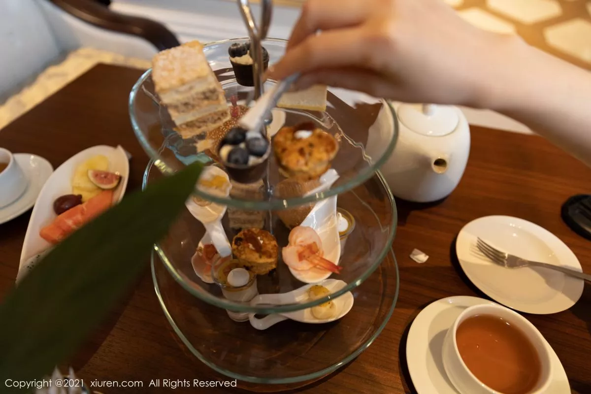 秀人集.com_[XiuRen秀人网]No.3176_女神王雨纯厦门旅拍下午茶主题酒店剧情循序渐进发展诱惑写真70P