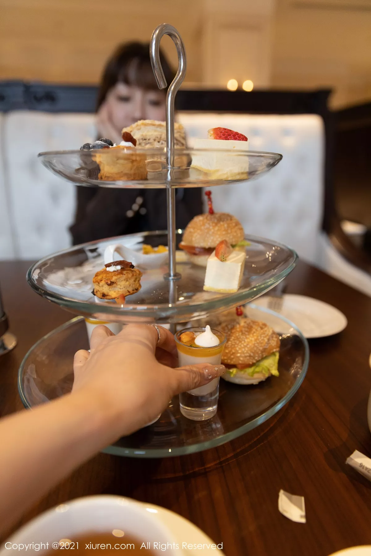 秀人集.com_[XiuRen秀人网]No.3176_女神王雨纯厦门旅拍下午茶主题酒店剧情循序渐进发展诱惑写真70P