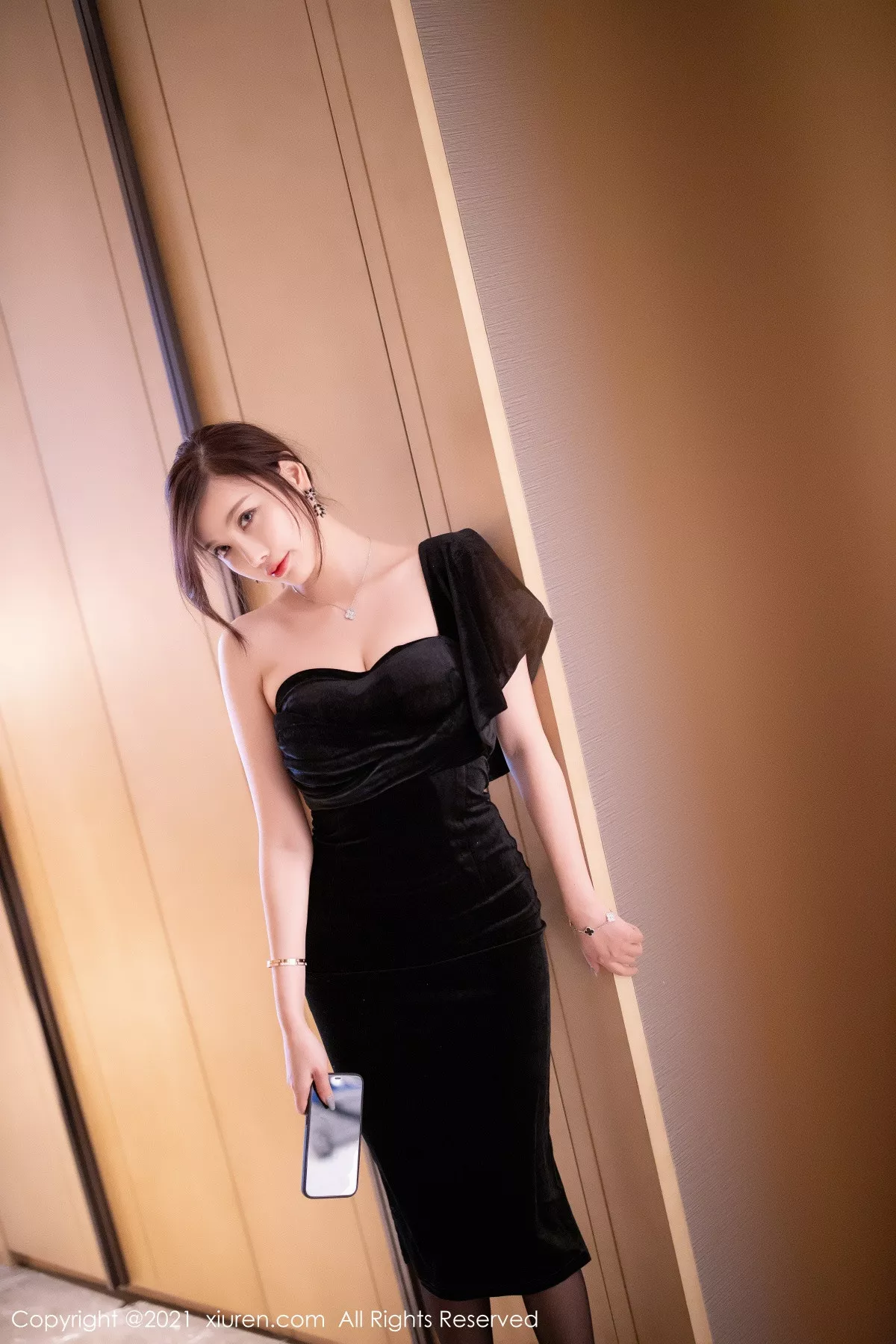 秀人集.com_[XiuRen秀人网]No.3184_女神杨晨晨sugar高贵典雅黑色礼裙配黑丝裤袜秀完美身材诱惑写真70P