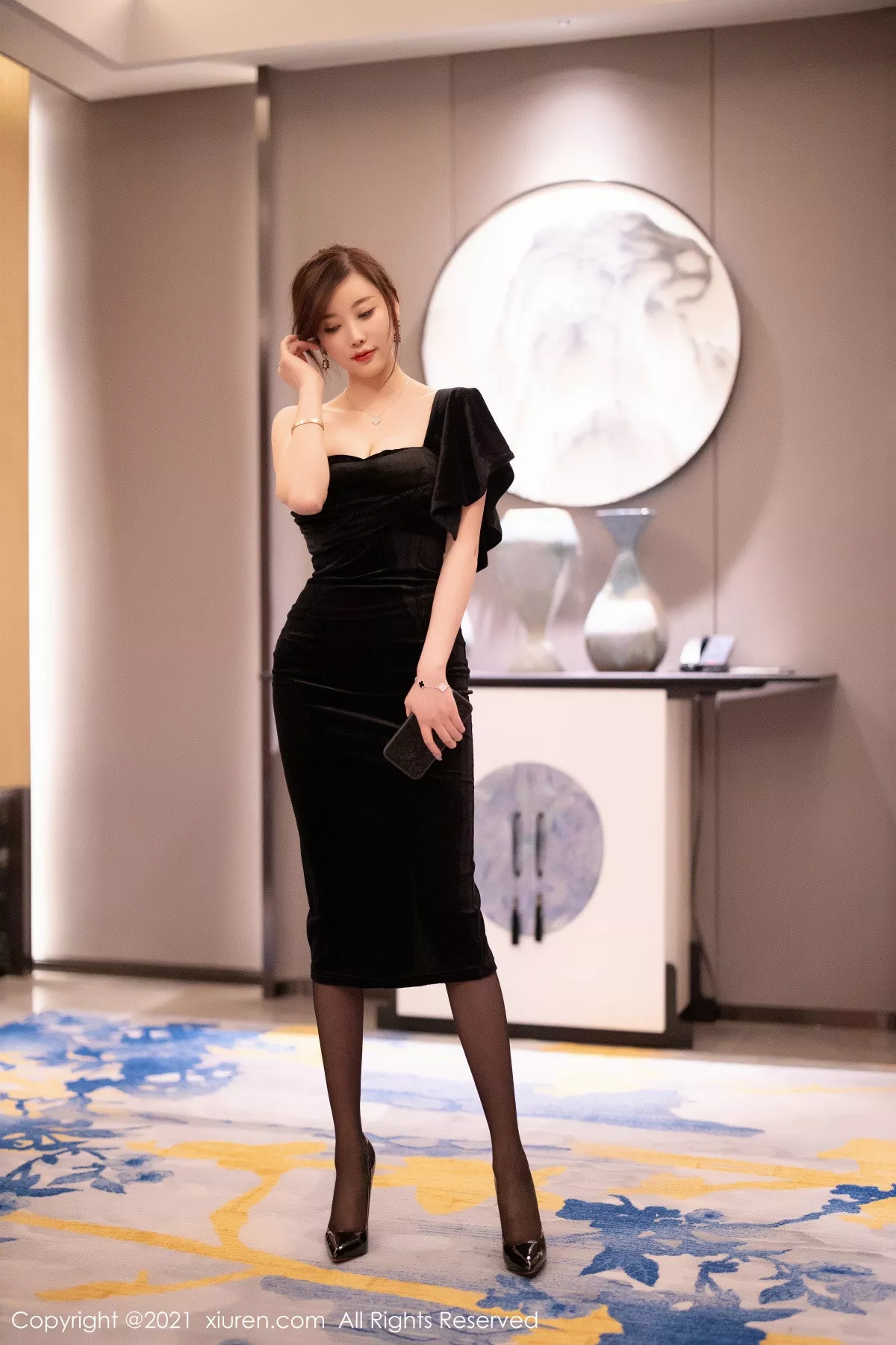 秀人集.com_[XiuRen秀人网]No.3184_女神杨晨晨sugar高贵典雅黑色礼裙配黑丝裤袜秀完美身材诱惑写真70P