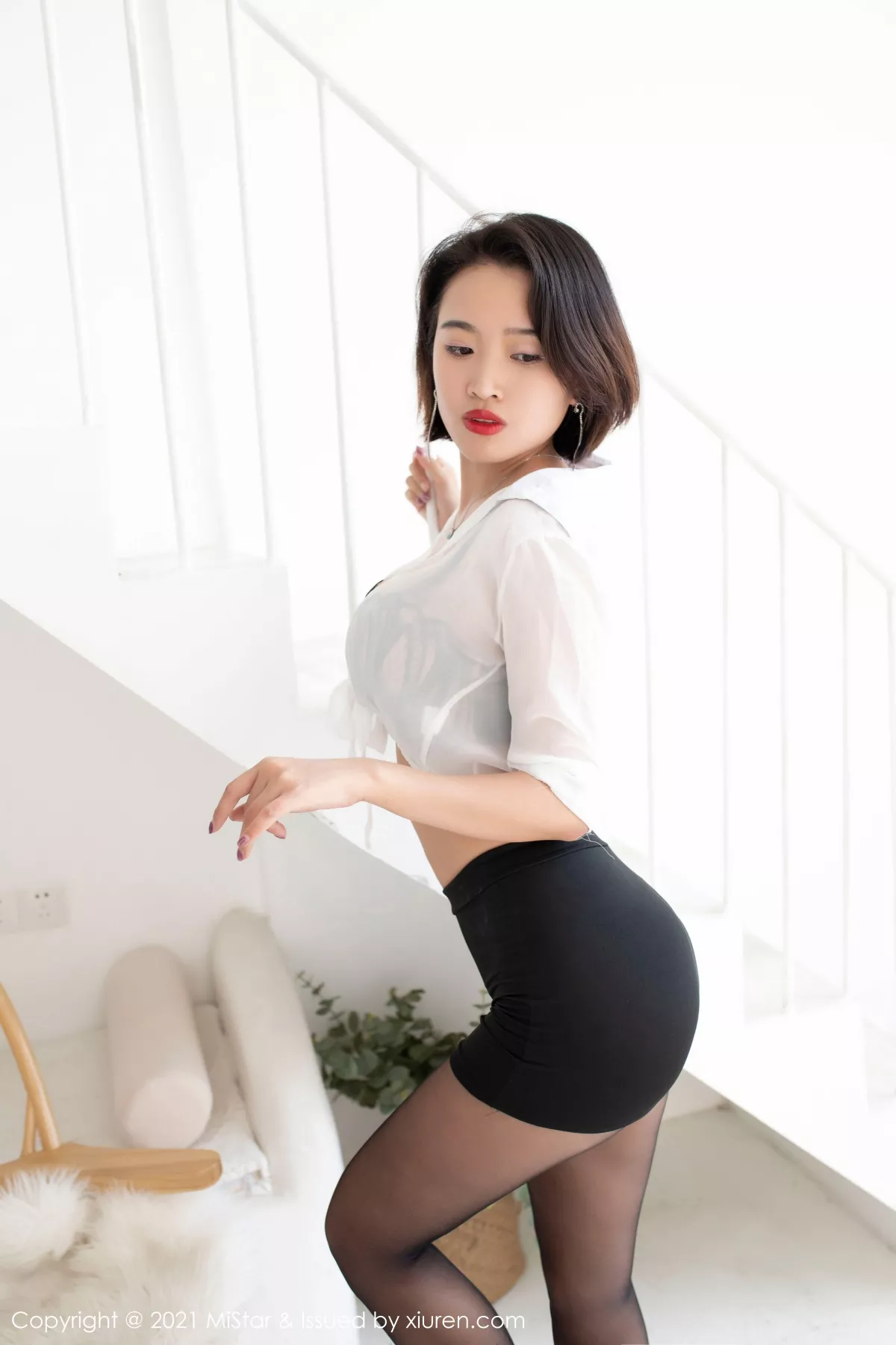 秀人集.com_[MiStar魅妍社]Vol.327_嫩模舞媚歆私房白衬衣配黑短裙露开档黑丝裤袜撩人诱惑写真30P