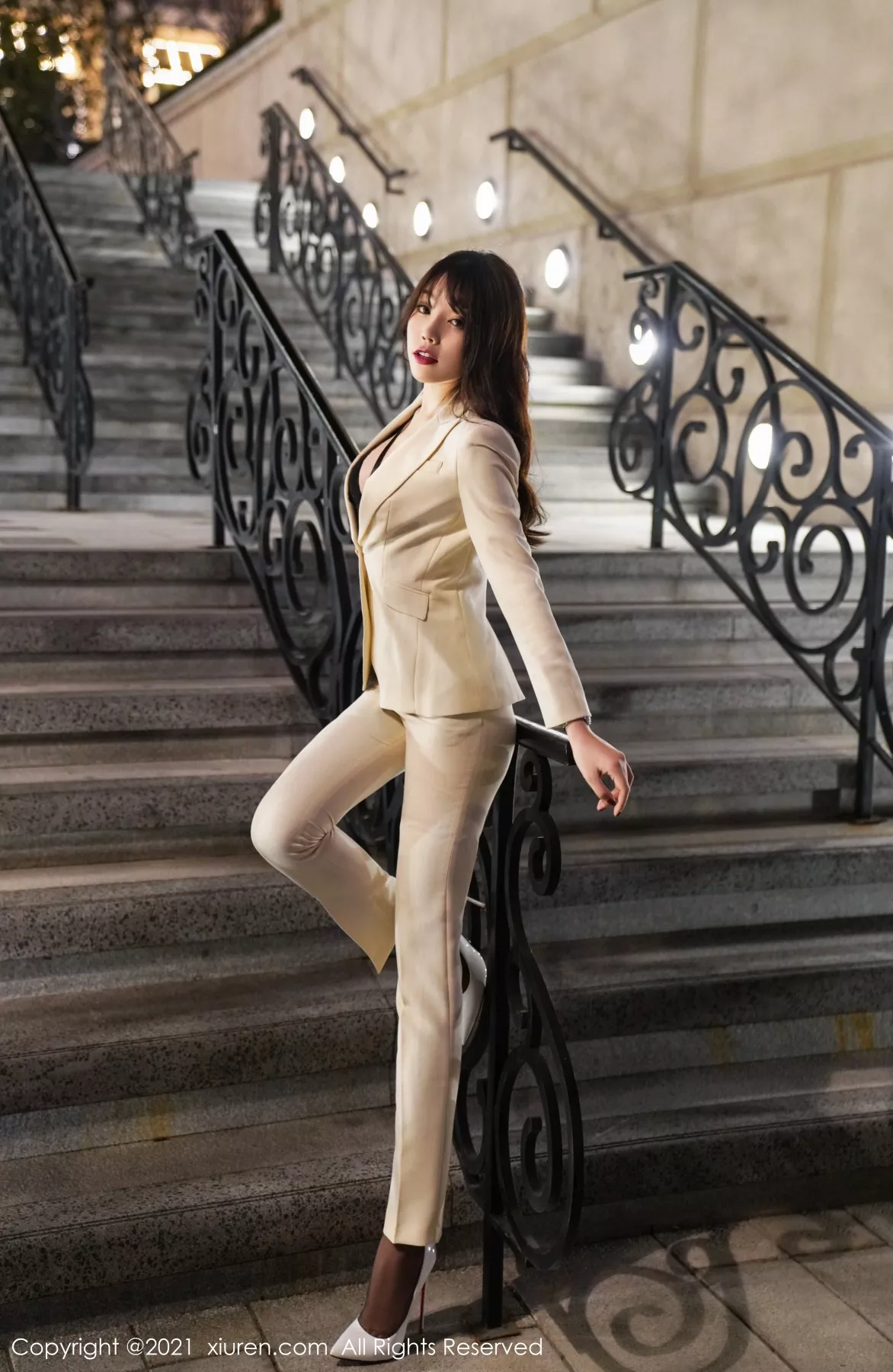 秀人集.com_[XiuRen秀人网]No.3195_女神芝芝Booty澳门旅拍私房脱制服露缕空蕾丝内衣诱惑写真78P