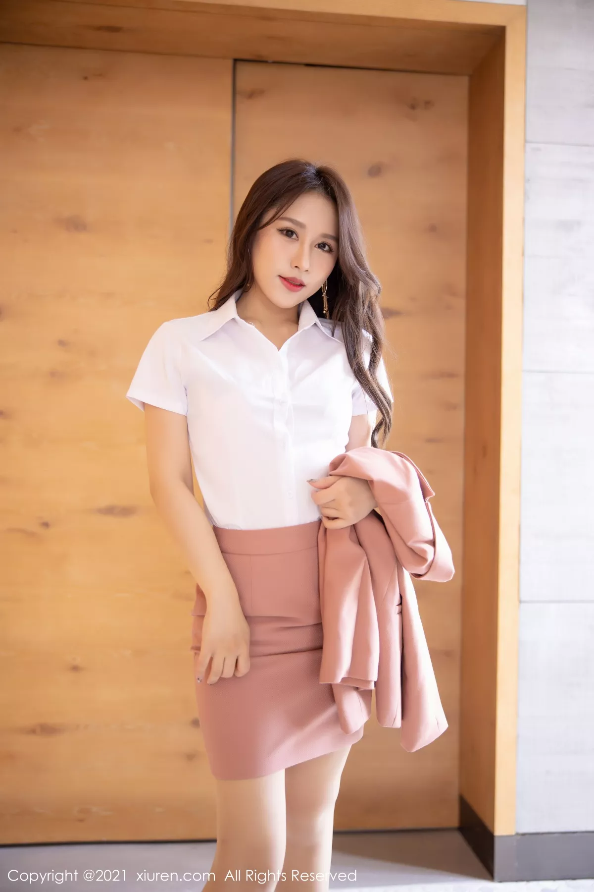 秀人集.com_[XiuRen秀人网]No.3202_嫩模徐安安三亚旅拍粉色职场制服半脱露肉丝裤袜迷人诱惑写真72P