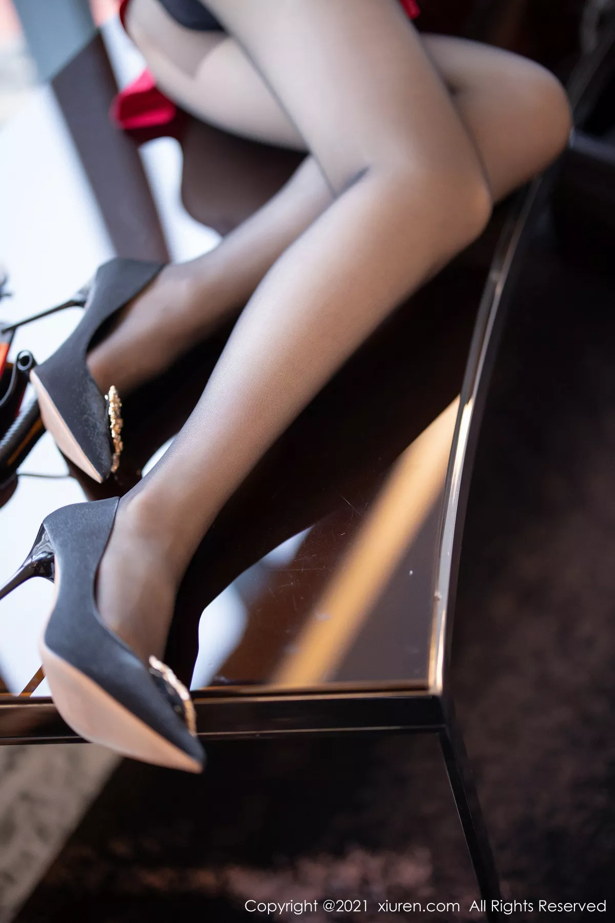 秀人集.com_[XiuRen秀人网]No.3213_嫩模言沫私房猩红礼裙露超薄黑丝裤袜秀翘臀美腿撩人诱惑写真66P