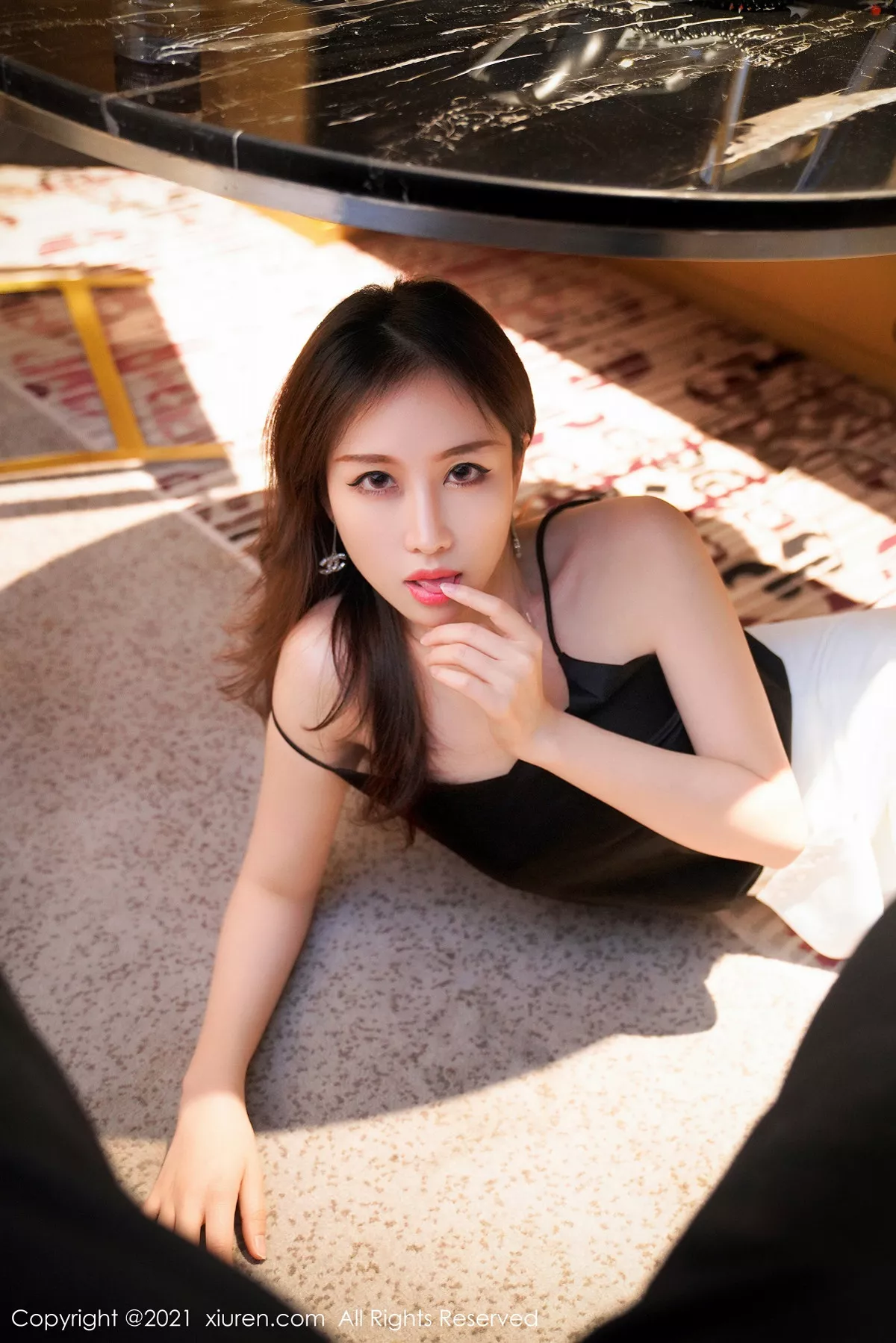 秀人集.com_[XiuRen秀人网]No.3212_嫩模月音瞳私房黑色吊带内衣配蕾丝吊袜半撩露豪乳诱惑写真60P
