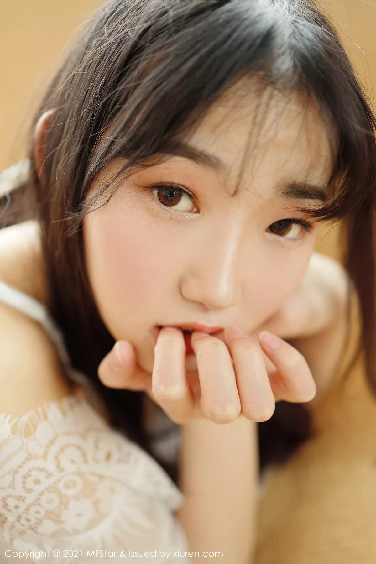 秀人集.com_[MFStar模范学院]Vol.470_嫩模母崽崽私房沙发上白色轻薄通透服饰秀白嫩翘臀诱惑写真38P