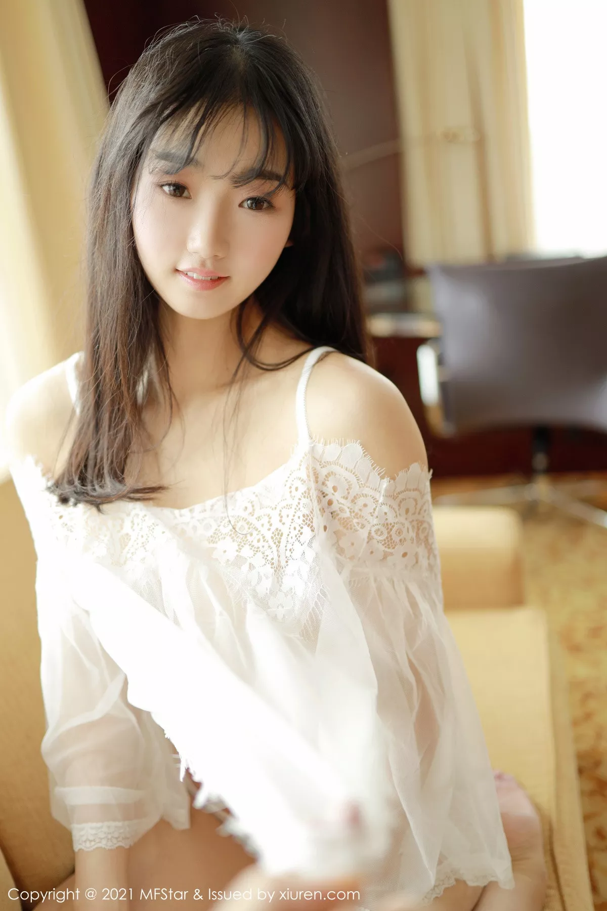 秀人集.com_[MFStar模范学院]Vol.470_嫩模母崽崽私房沙发上白色轻薄通透服饰秀白嫩翘臀诱惑写真38P
