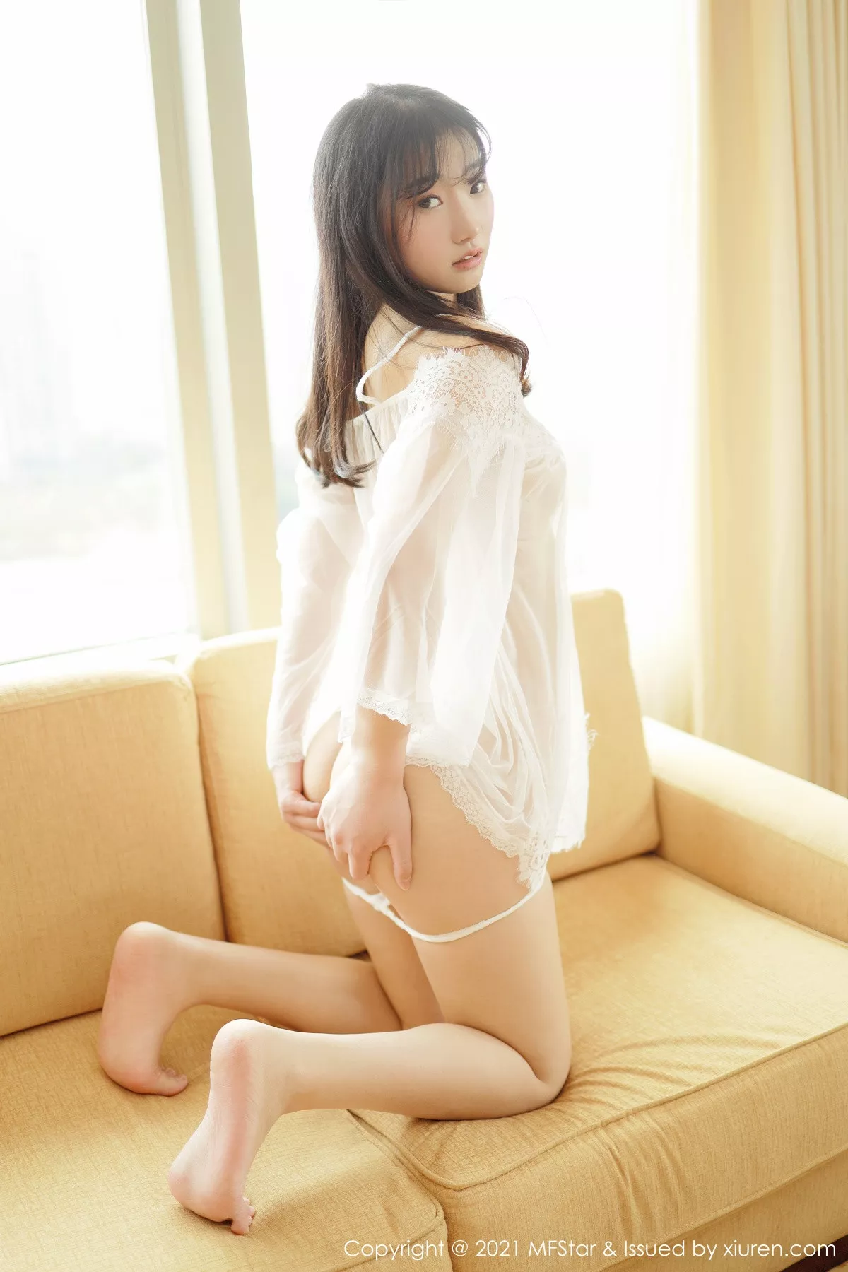 秀人集.com_[MFStar模范学院]Vol.470_嫩模母崽崽私房沙发上白色轻薄通透服饰秀白嫩翘臀诱惑写真38P