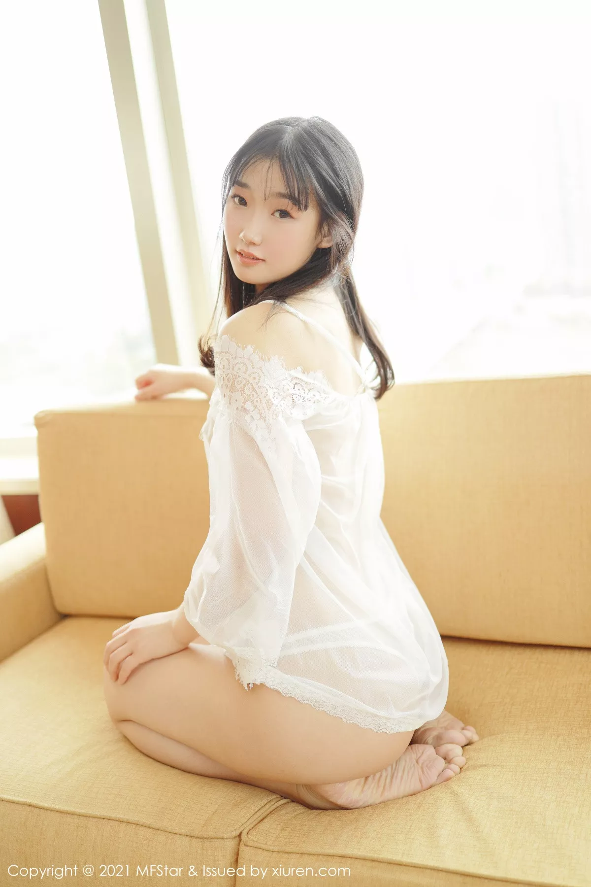 秀人集.com_[MFStar模范学院]Vol.470_嫩模母崽崽私房沙发上白色轻薄通透服饰秀白嫩翘臀诱惑写真38P