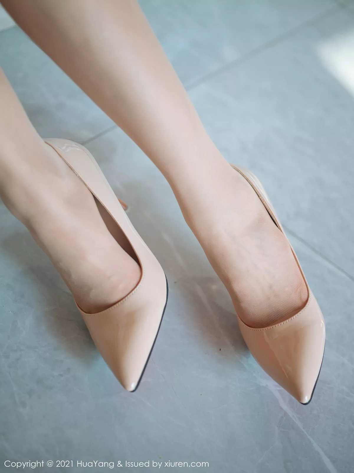 秀人集.com_[HuaYang花漾]Vol.375_嫩模方子萱私房床上色彩鲜丽镂空内衣配肉丝袜迷人诱惑写真42P