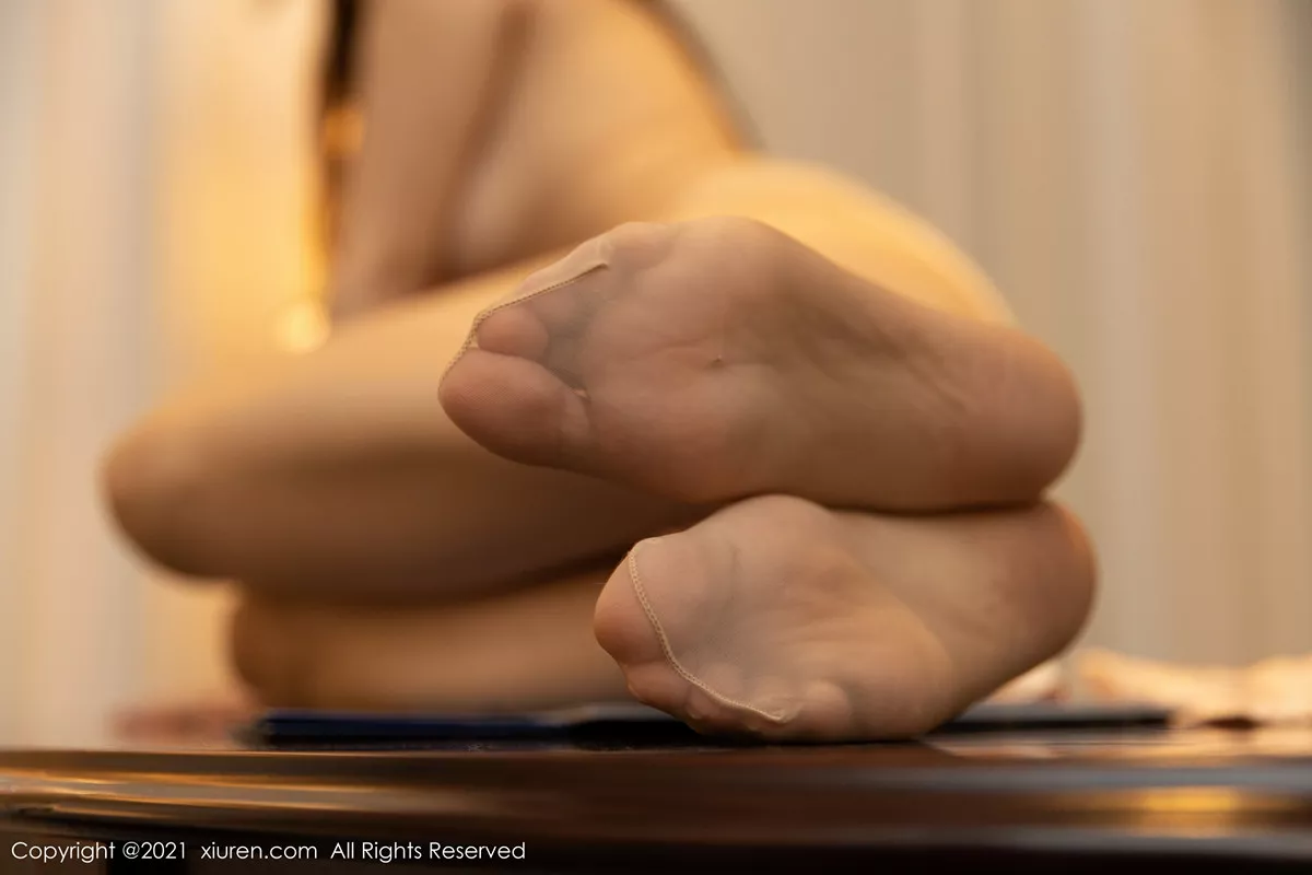 秀人集.com_[XiuRen秀人网]No.3220_女神王雨纯厦门旅拍下午茶主题后续半脱露开档肉丝裤袜诱惑写真53P