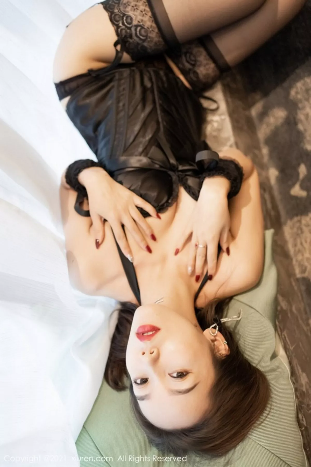 秀人集.com_[XiuRen秀人网]No.3118_嫩模艾静香黑色束胸皮衣配吊带蕾丝袜半脱秀火辣身材诱惑写真40P