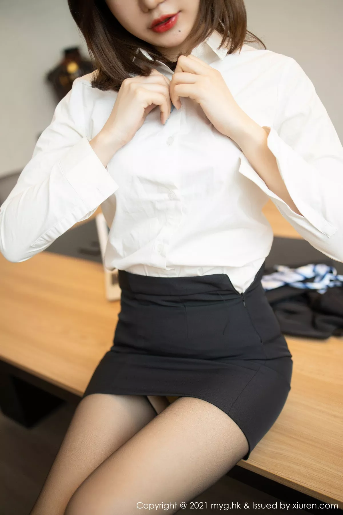 秀人集.com_[MyGirl美媛馆]Vol.499_女神Carina绮里嘉性感白衬衣配黑短裙露黑丝裤袜撩人诱惑写真80P