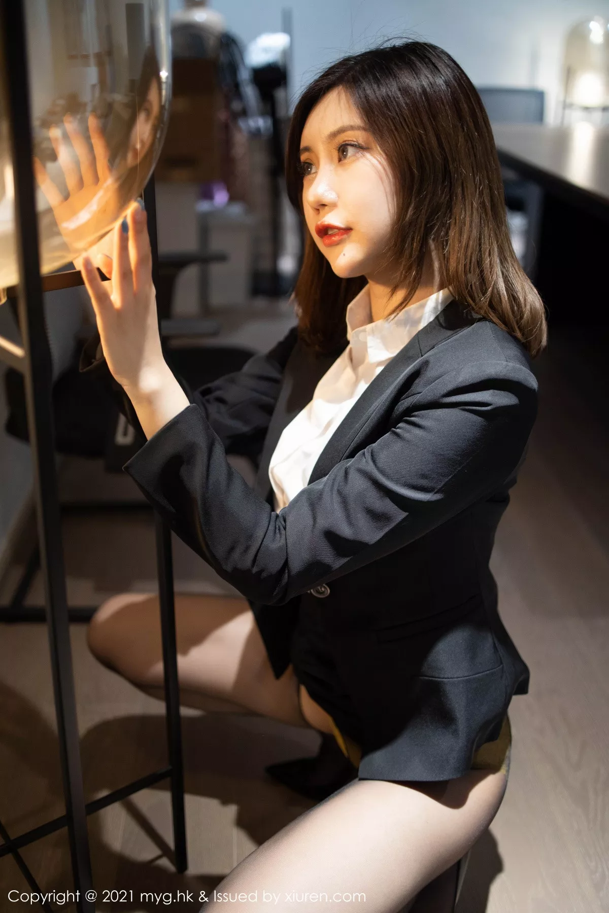 秀人集.com_[MyGirl美媛馆]Vol.499_女神Carina绮里嘉性感白衬衣配黑短裙露黑丝裤袜撩人诱惑写真80P