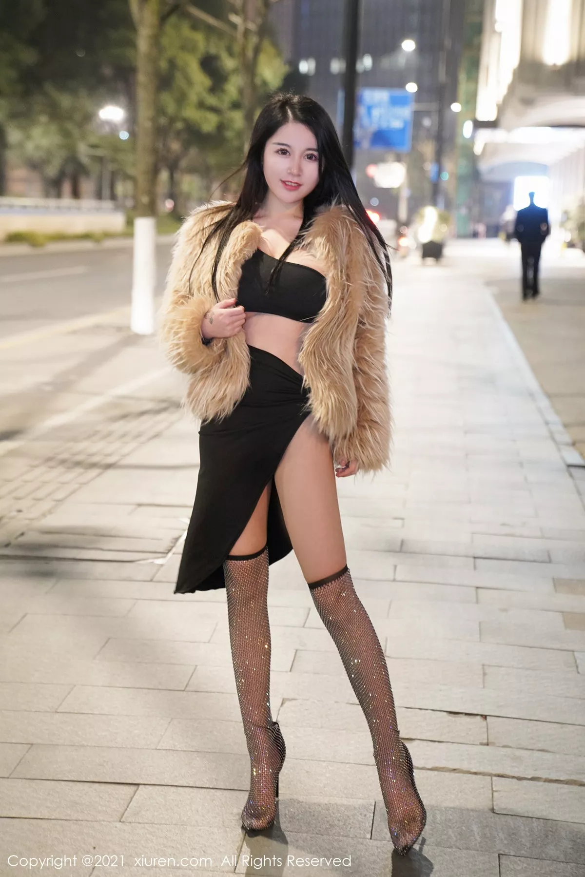 秀人集.com_[XiuRen秀人网]No.3222_嫩模美七Mia户外轻薄皮草服饰露性感黑色内衣秀丰满身材诱惑写真53P