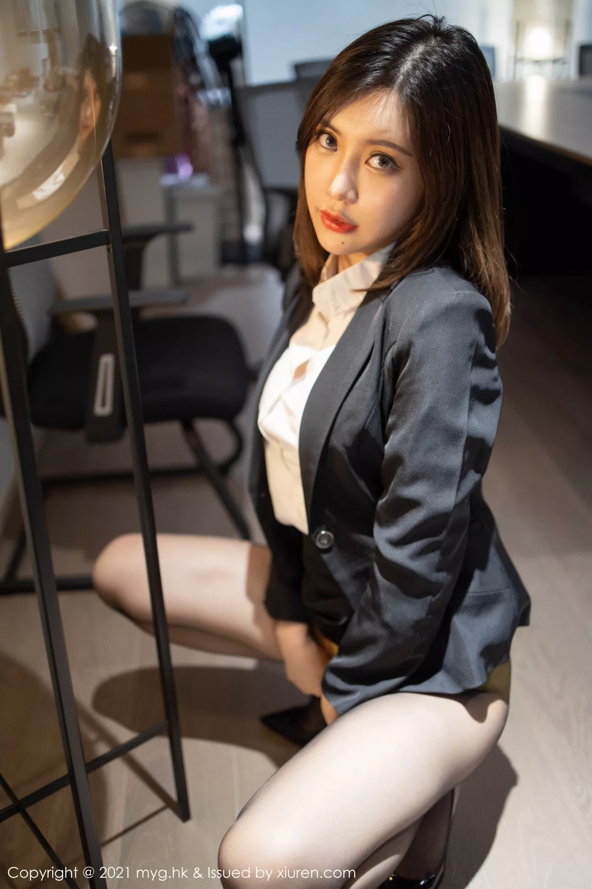 秀人集.com_[MyGirl美媛馆]Vol.499_女神Carina绮里嘉性感白衬衣配黑短裙露黑丝裤袜撩人诱惑写真80P