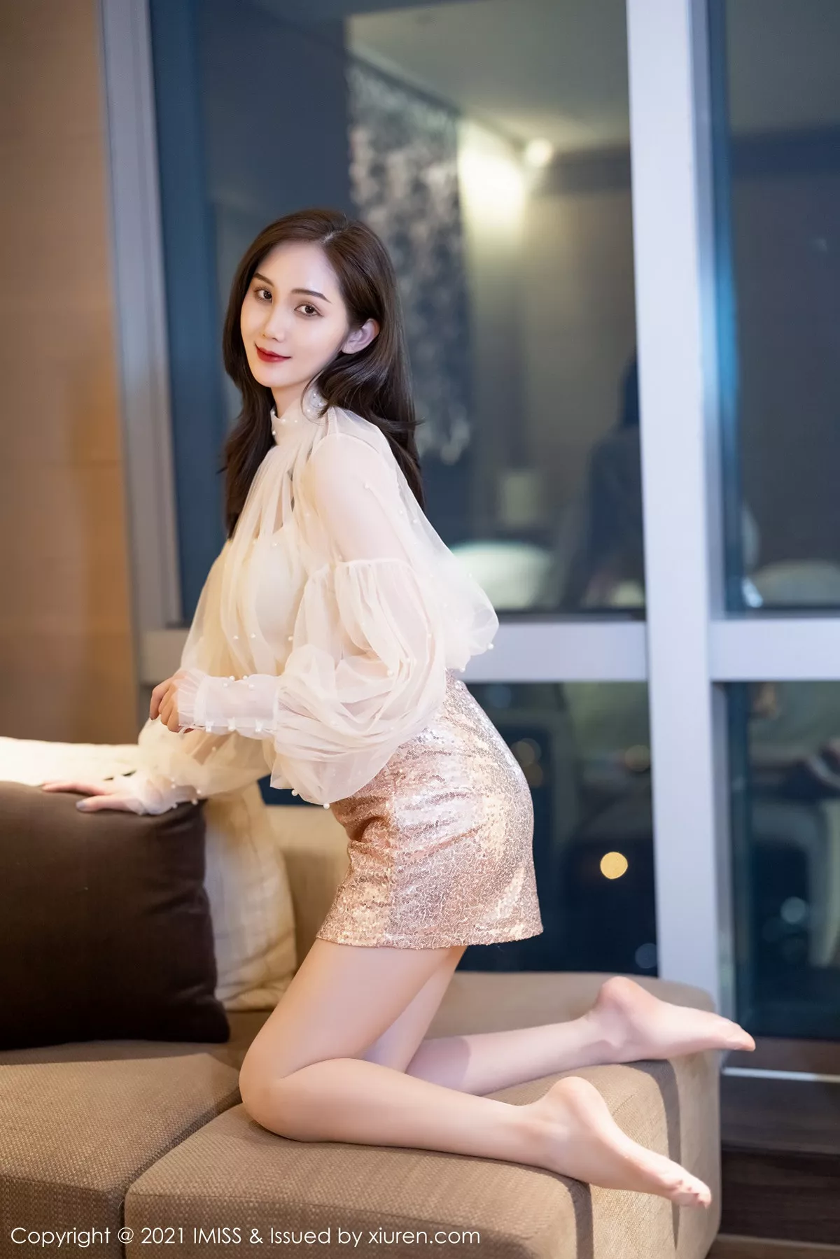 秀人集.com_[IMISS爱蜜社]Vol.567_气质女神SISY思私房床上半脱露性感内衣秀完美身材诱惑写真52P