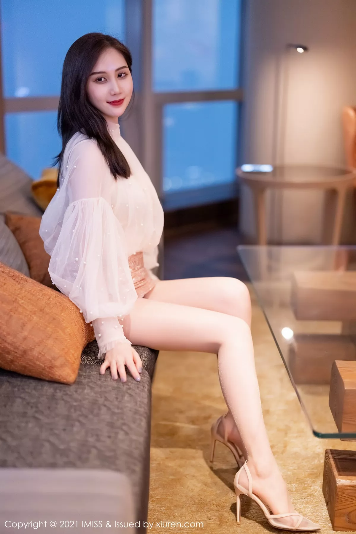 秀人集.com_[IMISS爱蜜社]Vol.567_气质女神SISY思私房床上半脱露性感内衣秀完美身材诱惑写真52P