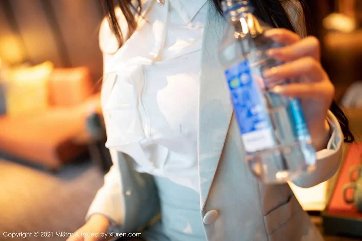 秀人集.com_[MiStar魅妍社]Vol.328_嫩模小波多职场制服黑丝OL主题半撩露无内黑丝裤袜诱惑写真46P