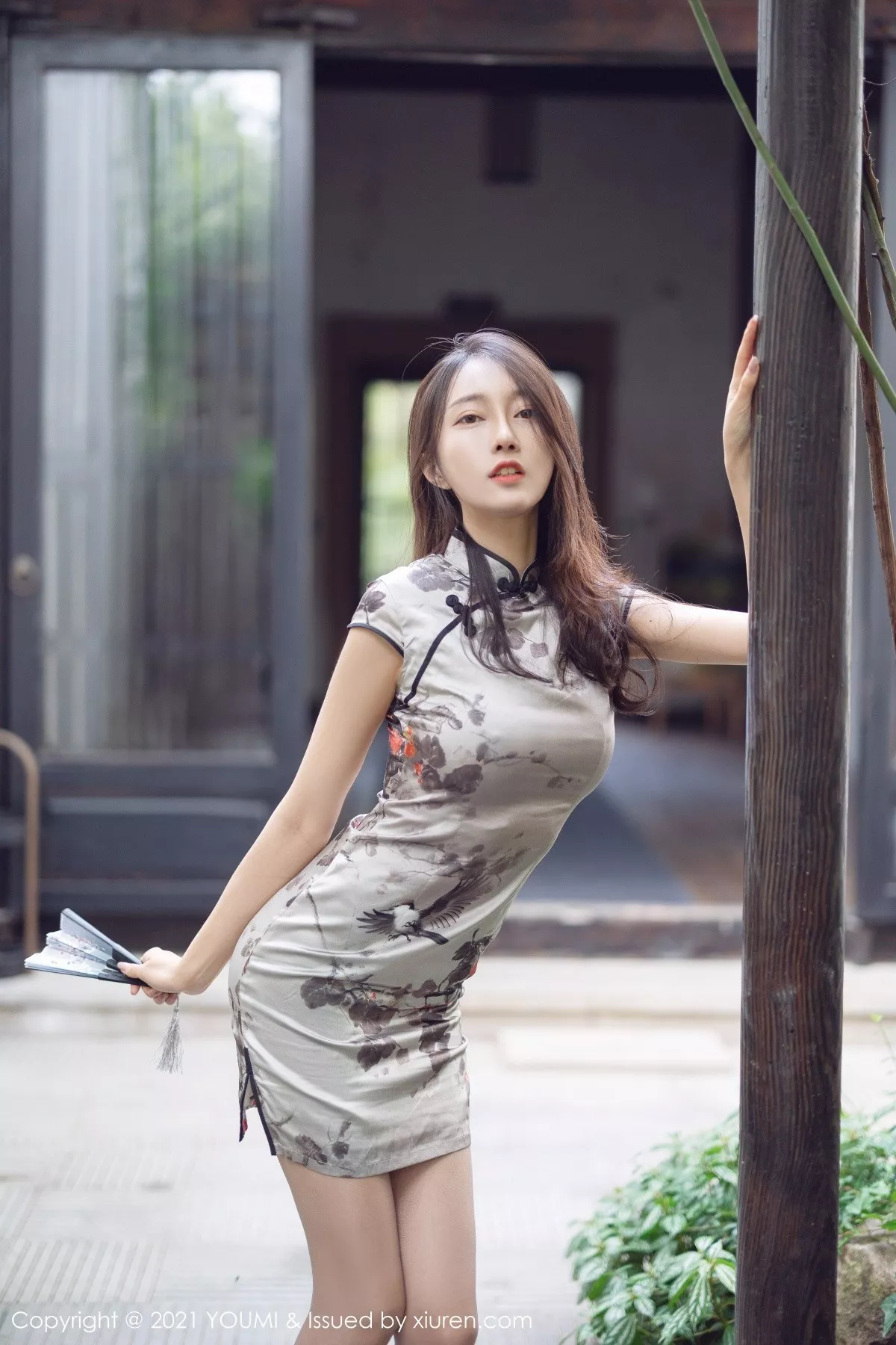 秀人集.com_[YouMi尤蜜荟]Vol.635_丽质美人玥儿玥er杭州旅拍户外古韵旗袍配肉丝裤袜诱惑写真49P