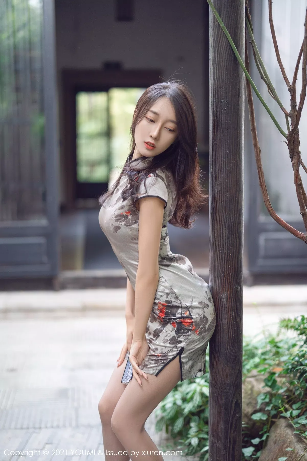 秀人集.com_[YouMi尤蜜荟]Vol.635_丽质美人玥儿玥er杭州旅拍户外古韵旗袍配肉丝裤袜诱惑写真49P