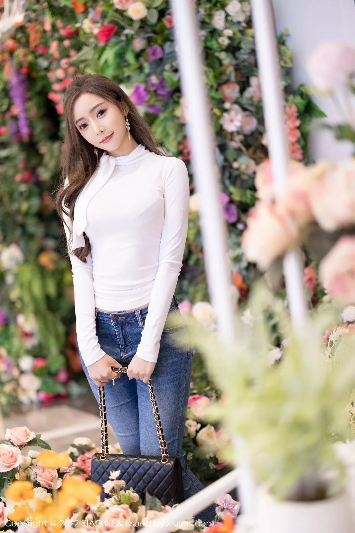 秀人集.com_[XiaoYu画语界]Vol.812_女神王馨瑶yanni白色收身上衣配牛仔裤半脱露无内肉丝诱惑写真82P