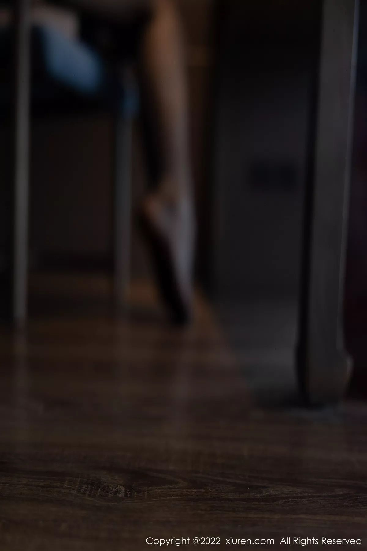 秀人集.com_[XiuRen秀人网]No.5228_模特77qiqi私房性感黑色吊带连衣裙配黑丝袜秀翘臀美腿诱惑写真67P