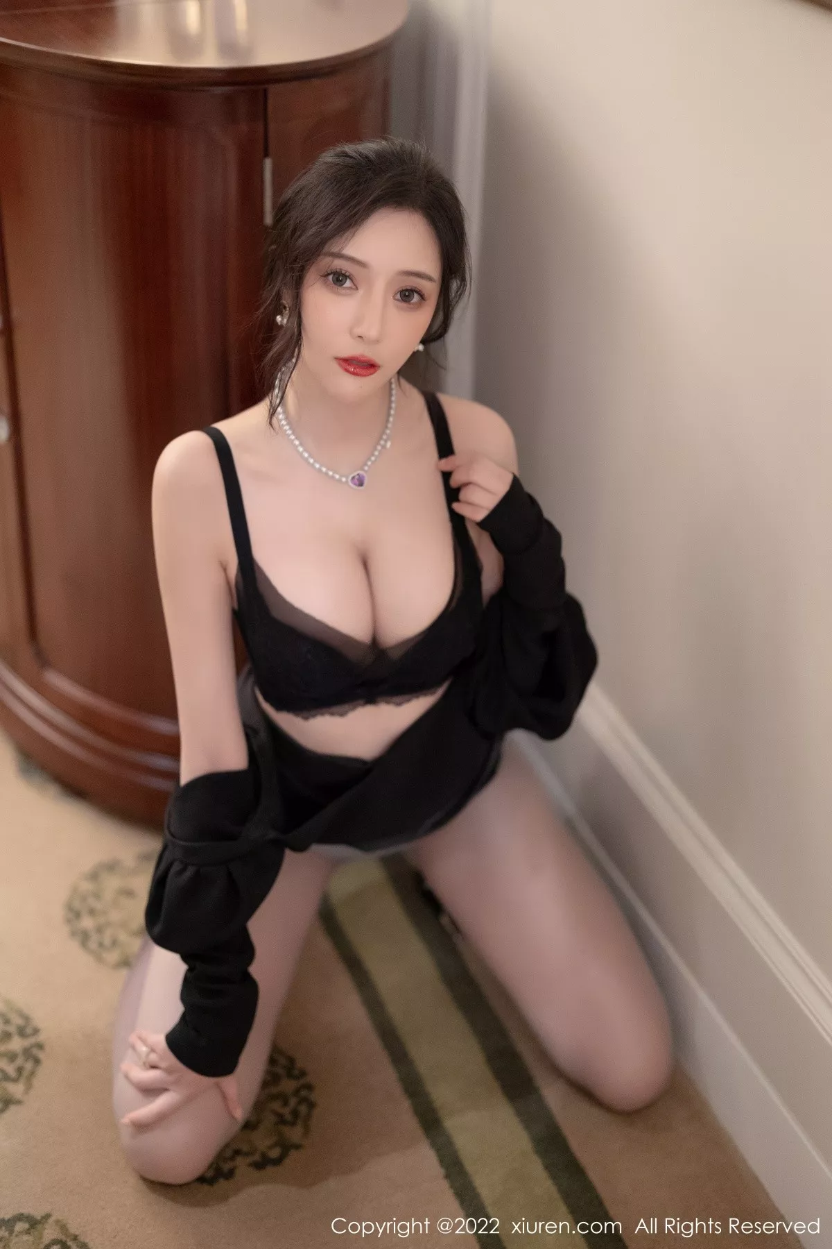 秀人集.com_[XiuRen秀人网]No.5251_女神王馨瑶yanni厦门旅拍脱连衣裙露性感黑色蕾丝内衣诱惑写真86P