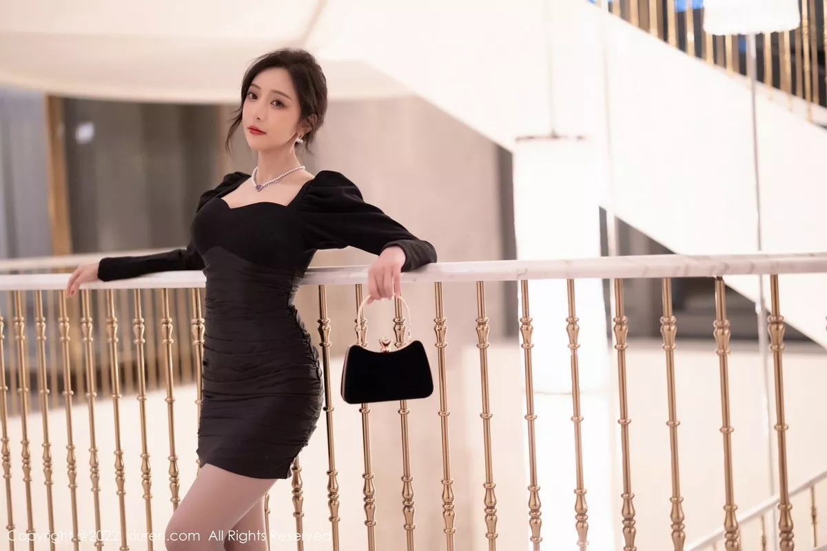 秀人集.com_[XiuRen秀人网]No.5251_女神王馨瑶yanni厦门旅拍脱连衣裙露性感黑色蕾丝内衣诱惑写真86P