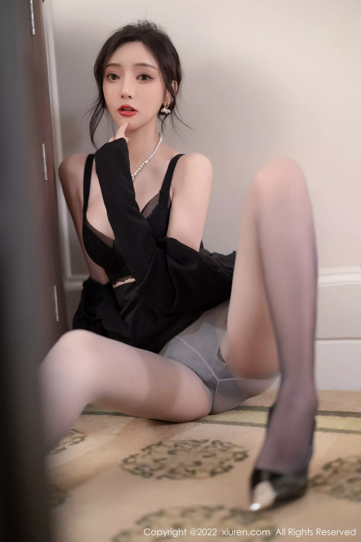 秀人集.com_[XiuRen秀人网]No.5251_女神王馨瑶yanni厦门旅拍脱连衣裙露性感黑色蕾丝内衣诱惑写真86P