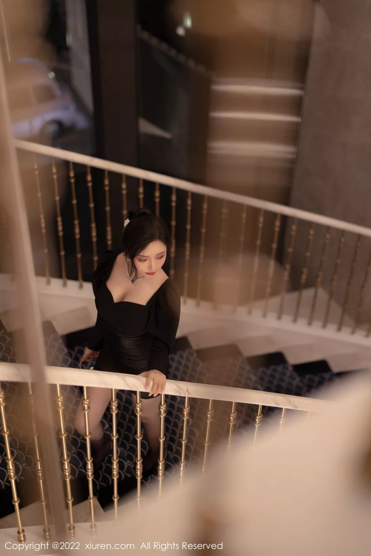 秀人集.com_[XiuRen秀人网]No.5251_女神王馨瑶yanni厦门旅拍脱连衣裙露性感黑色蕾丝内衣诱惑写真86P