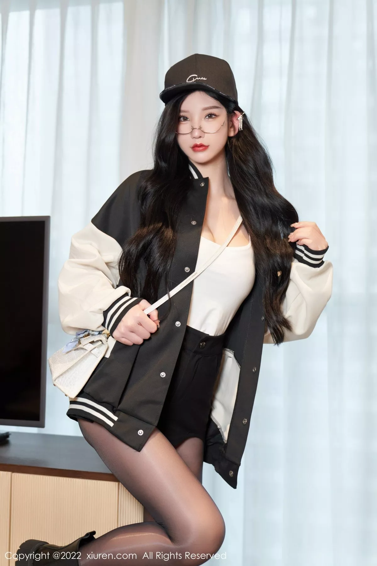 秀人集.com_[XiuRen秀人网]No.5253_女神周于希Sally心愿旅拍白色低胸吊带配无内黑丝极致魅惑写真69P