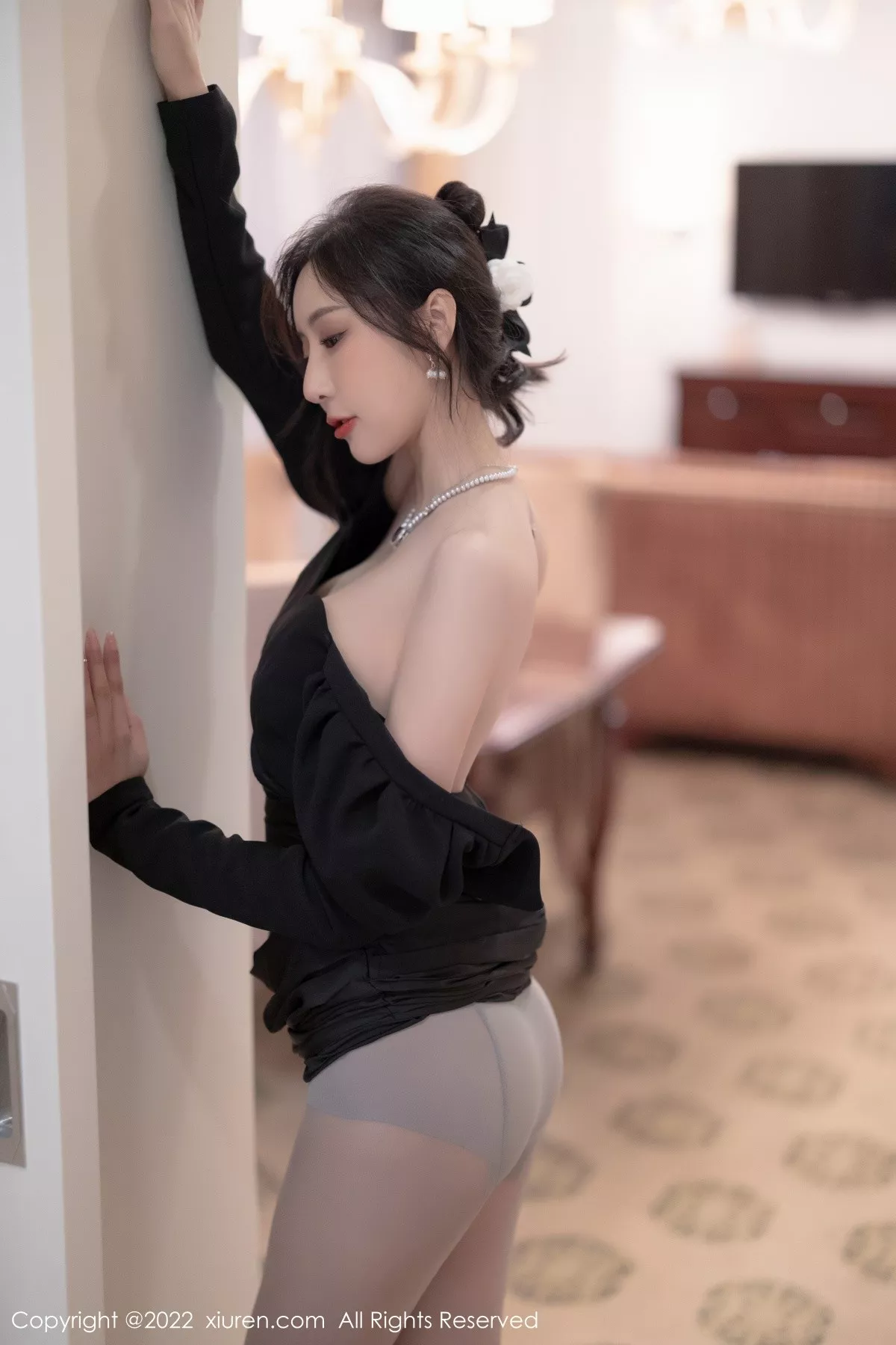 秀人集.com_[XiuRen秀人网]No.5251_女神王馨瑶yanni厦门旅拍脱连衣裙露性感黑色蕾丝内衣诱惑写真86P