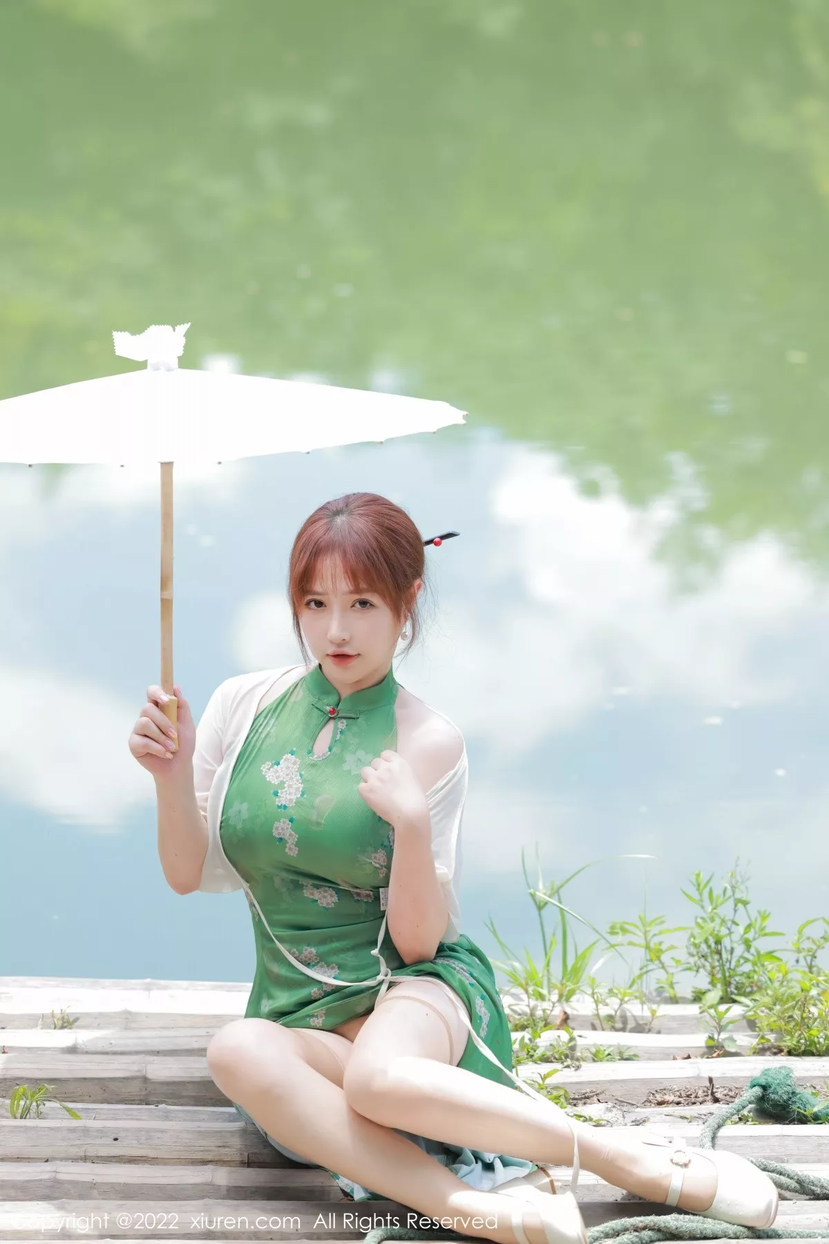 秀人集.com_[XiuRen秀人网]No.5276_模特养乐多DoDo江边场景性感绿色旗袍配超薄肉丝迷人诱惑写真51P