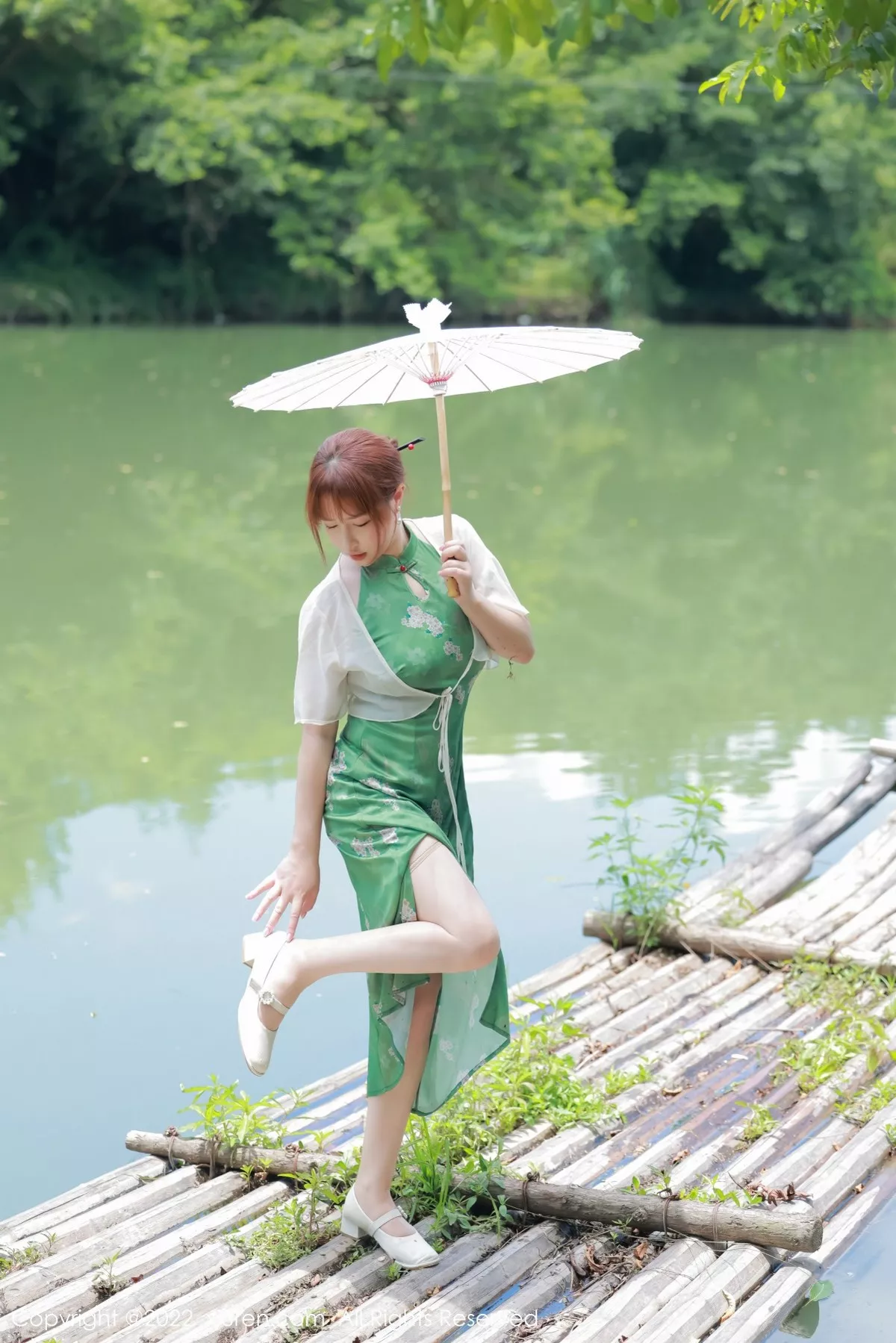 秀人集.com_[XiuRen秀人网]No.5276_模特养乐多DoDo江边场景性感绿色旗袍配超薄肉丝迷人诱惑写真51P